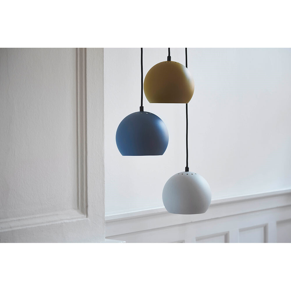Ball Pendel Støvet Blå Frandsen Frandsen | Dansk design | Kjøp belysning fra Frandsen her